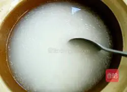 Illustration of making mushroom and chicken claypot rice 11