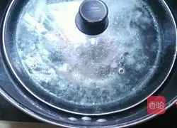 Illustration of how to make pork liver, lettuce and rice noodle soup 3