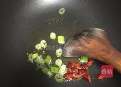 Illustration of how to make potato and sausage braised rice 4