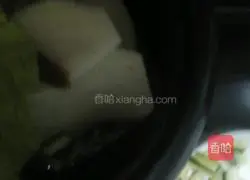 Illustration of how to make bacon clay pot rice 7