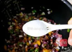 Illustration of how to make braised sausage and rice 12