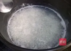 Illustration of how to make preserved egg and vegetable porridge 4