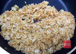 Illustration of how to make shrimp and cheese braised rice 5