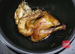 Illustration of how to bake chicken in waterless rice cooker 6