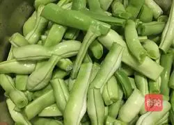 Illustration of making braised pork belly and beans noodles 2 