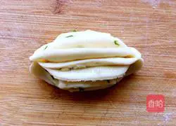 Illustration of how to make scallion rolls 12