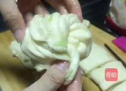 Illustration of how to make scallion oil flower roll 19