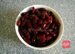 Illustration of how to make cornmeal and red bean cakes 1