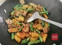 Illustration of Bean and Potato Braised Noodles 5