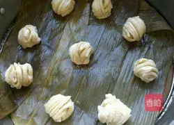 Illustration of making double-flavored flower rolls 15