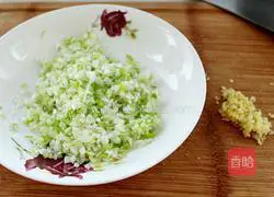 Illustration of how to make pork and green onion pot stickers 5