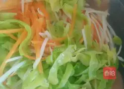 Illustration of how to make three-shredded pork rice balls 2