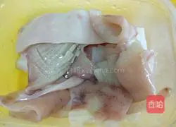 Illustration of how to make squid claypot rice 3