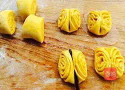 Illustration of how to make pumpkin rolls 16