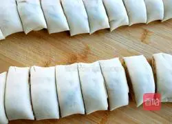 Illustration of how to make sesame rolls 9