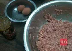 Illustration of how to make golden pot stickers 1