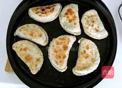 Illustration of how to make leek and egg box 10