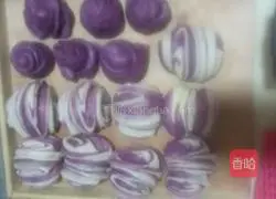 Illustration of how to make two-color flower rolls 4