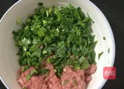 Illustration of how to make leek and pork pot stickers 2