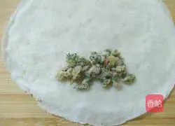 Illustration of how to make fennel and egg spring rolls 8