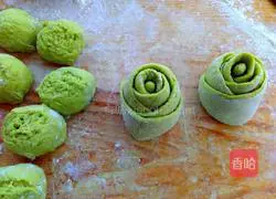 Illustration of how to make green rose rolls 12