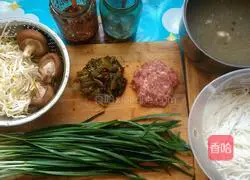 Illustration of how to make rice noodles in a small pot 1