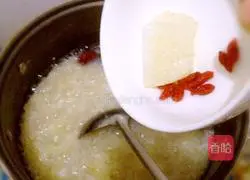 Illustration of making glutinous rice, white fungus and lotus seed porridge 5