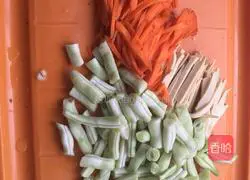 Illustration of how to make braised beans and noodles 1