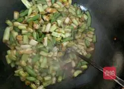 Illustration of how to braise noodles in iron pot 4