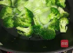 Illustration of how to make squid claypot rice 9