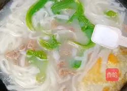 Illustration of how to make rice noodles with egg and lean meat soup 8