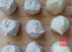 Illustration of three-color steamed buns 3