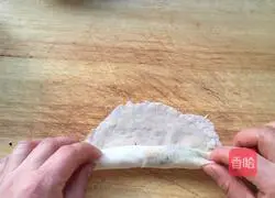 Illustration of how to make spring rolls with onion and shredded pork 10