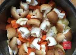 Illustration of how to make braised rice with meat, dates, sausage and mushrooms 4