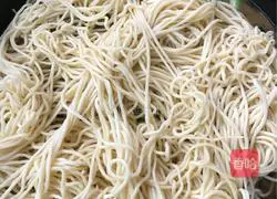 Illustration of how to make braised noodles with pork belly and beans 6