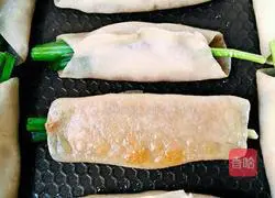 Illustration of how to make pork and green onion pot stickers 7