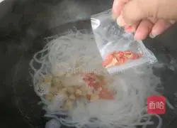 Spicy wild mushroom rice noodles Practice illustration 4