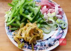 Illustration of how to make clay pot rice with green pepper, mustard mustard and meat 2