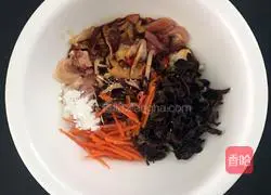 Illustration of how to make claypot chicken rice 5