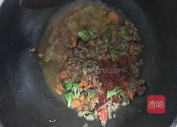 Illustration of how to make tomato, beef and cheese baked rice 4