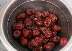 Illustration of how to make red dates and millet porridge 1