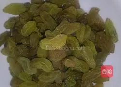 Illustration of how to make raisin cornmeal cake 6