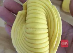 Illustration of how to make carrot and conch rolls 18