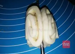 Illustration of how to make salt and pepper flower rolls 9