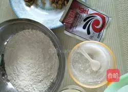 Illustration of how to make red date and raisin cake 4