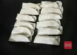 Illustration of how to make parsley and pork pot stickers 6