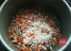 Illustration of how to make sausage braised rice 11