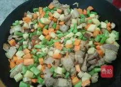 Illustration of how to make clay pot rice with seasonal vegetables and pork belly 6