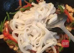 Illustration of how to make black pepper beef fillet rice noodles 9