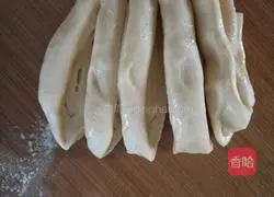 Illustration of how to make carrot pink flower rolls 6